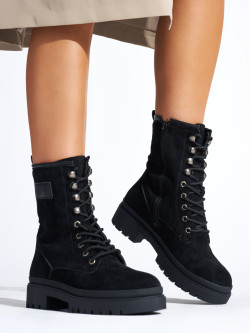 Klasické černé dámské  kotníčkové boty na plochém podpatku