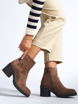 Komfortní dámské hnědé  kotníčkové boty na širokém podpatku