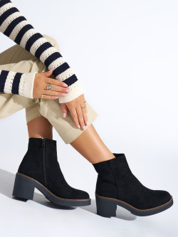 Originální černé dámské  kotníčkové boty na širokém podpatku